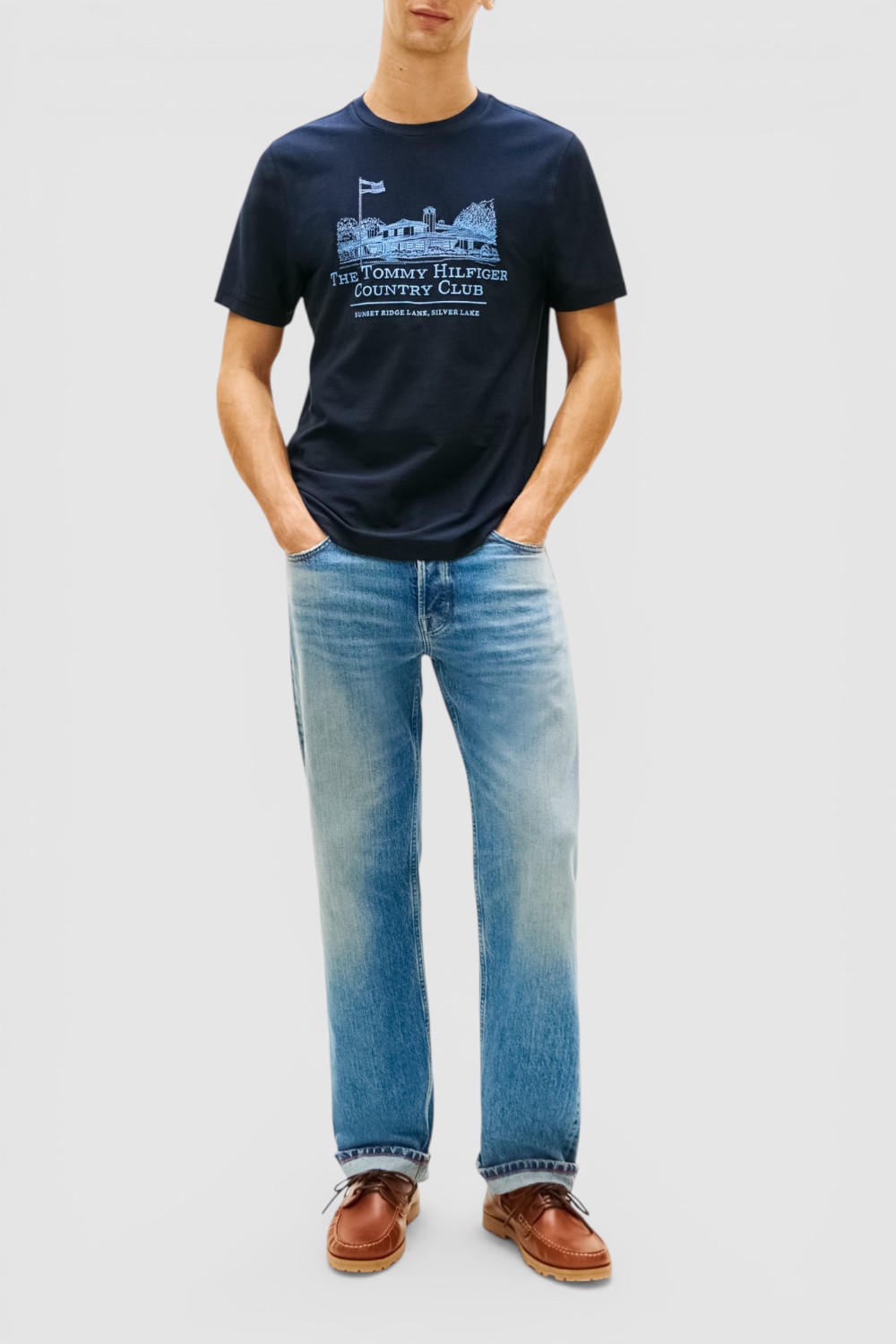 תמונת כל הלוק של חולצת טי